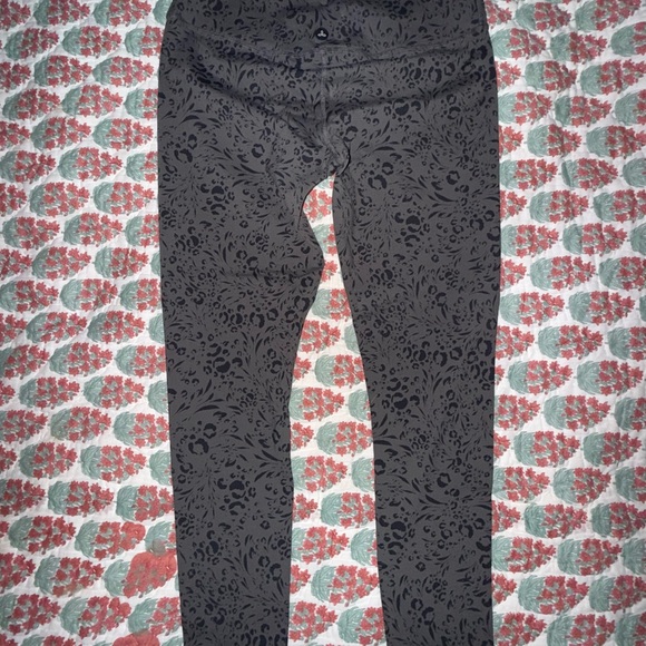 Prana Chakara Dark Iron Leopard Capri Legging M - Picture 2 of 5